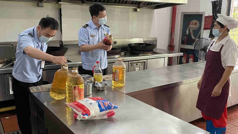 生抽与老抽：红烧肉的黄金搭档，如何选择？**