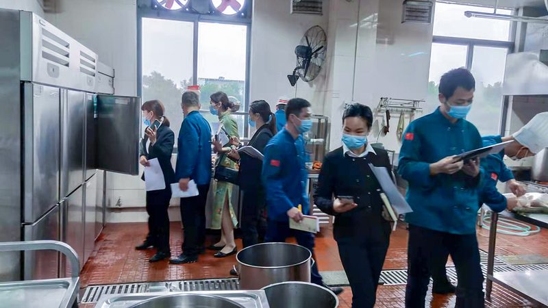 在挑选喜糖时，品质是首要考虑的因素。可以从以下几个方面来判断：