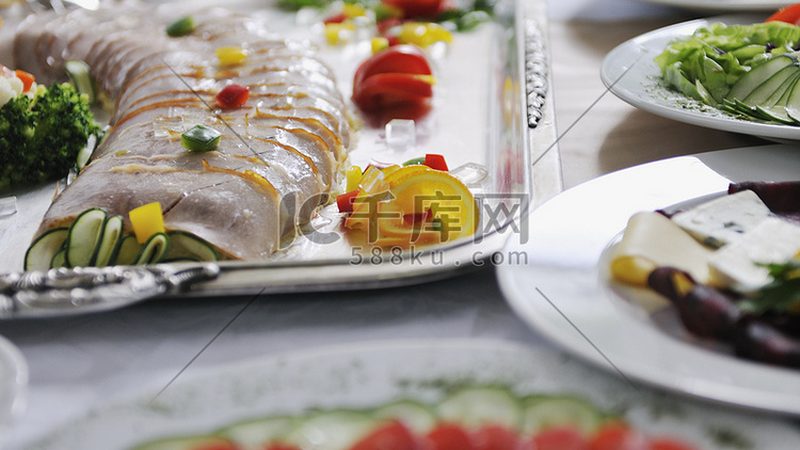 如何解读食材配送车车厢容积参数**
