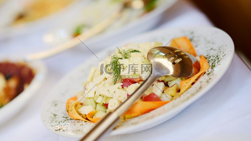 智能食材配送系统：价格背后的考量因素**